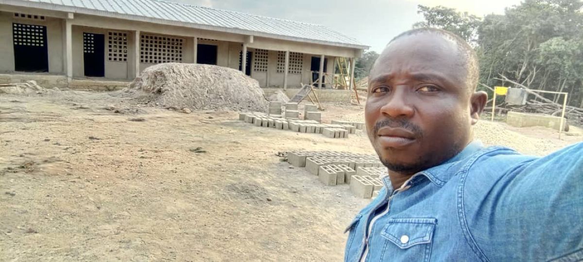 [Côte d’Ivoire] M’BRA BROU, l’instituteur sans frontière qui transforme une école à la lisière du Ghana (Portrait)