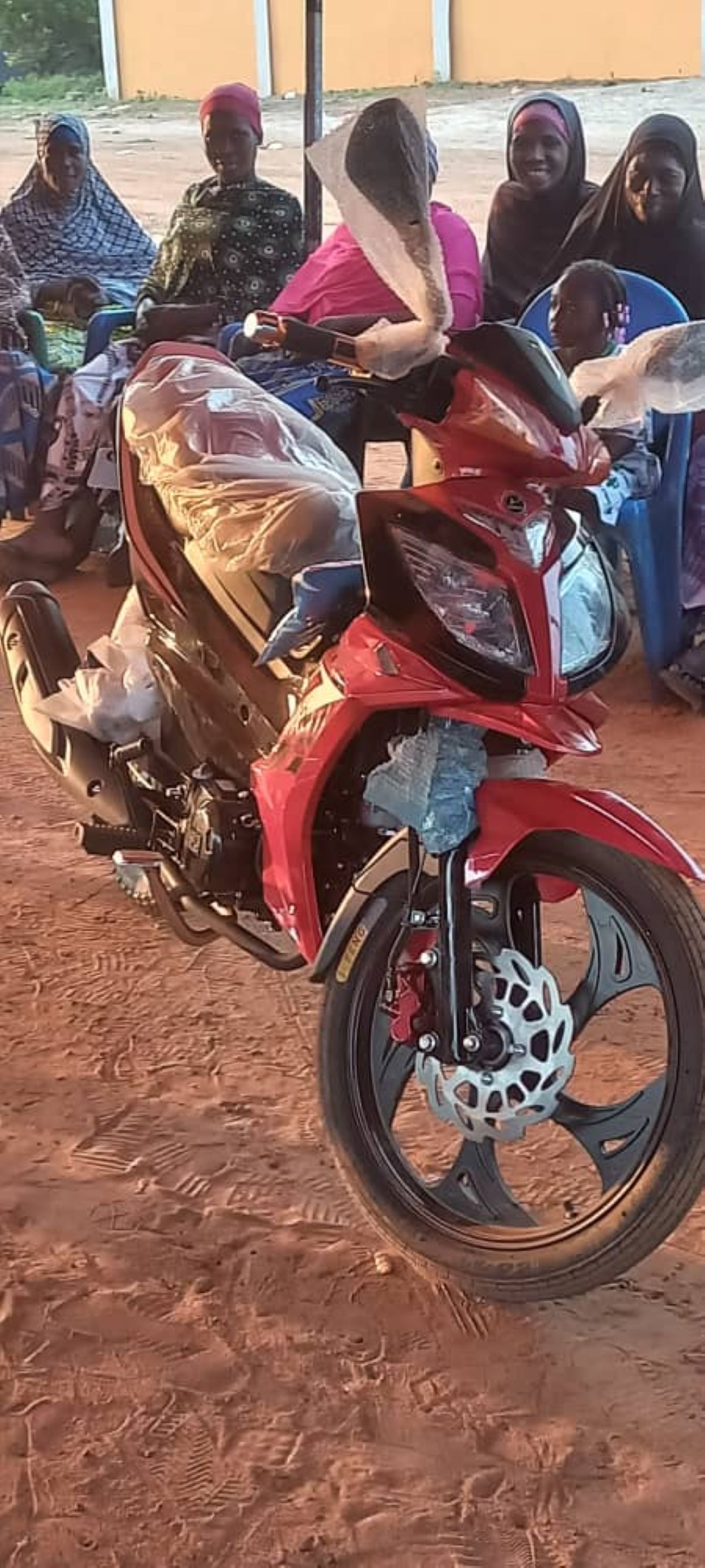 [M’Batto] Gnanmien Jean Pierre soutient l’Association FIDÈLE avec un don de moto