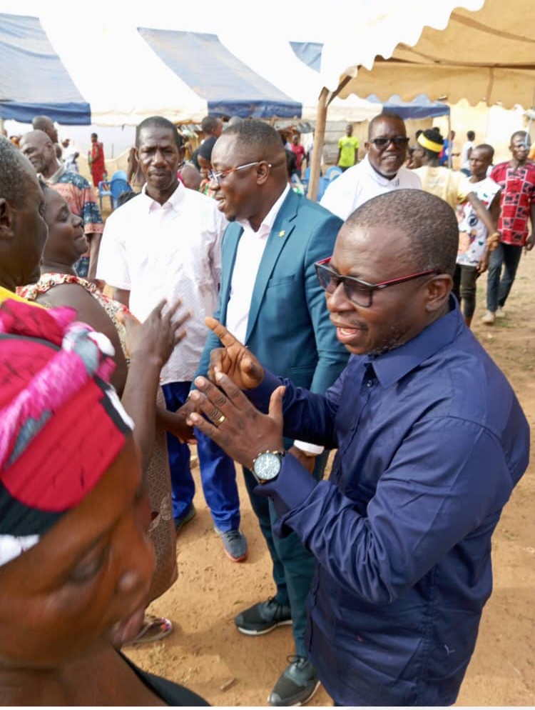 [S/P d’Anoumaba] Niamian N’Guessan Raoul Thibaut réhabilite 60 tables-bancs à Allongo