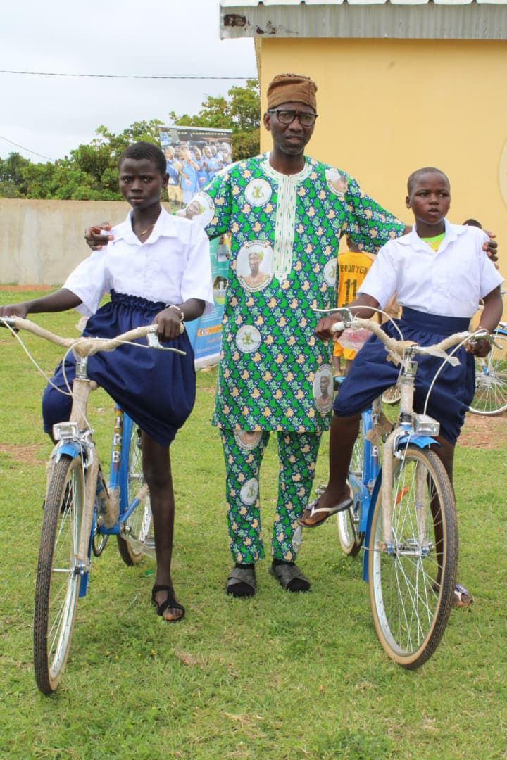 [Nord ivoirien] La Fondation Tchépé encourage la scolarisation des jeunes filles à travers des dons d’équipement scolaire