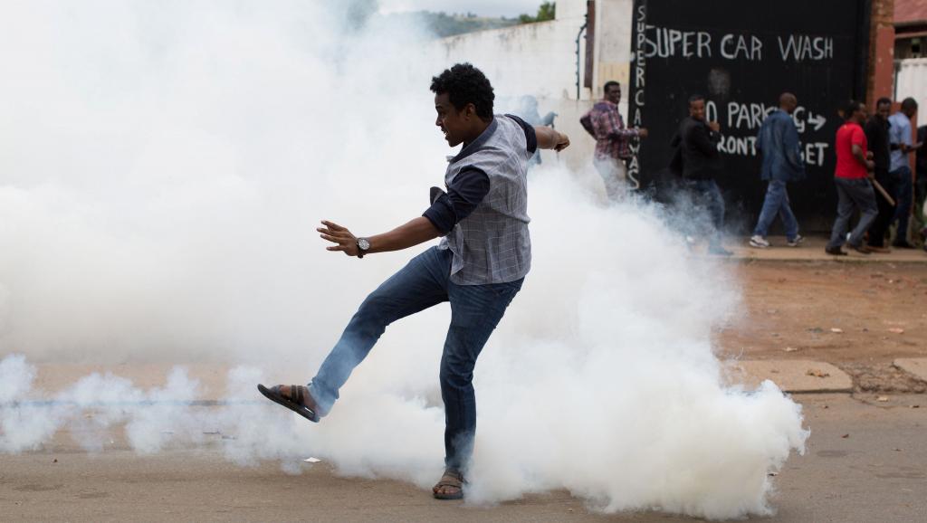 Pretoria, le 24 février: la police tire des gaz lacrymogènes pour éviter les affrontements directs entre manifestants anti-immigrés et commerçants d'origine étrangère. © REUTERS/ James Oatway