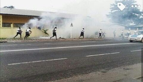 La marche dispersée par jets de gaz lacrymogène