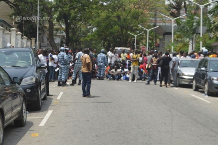 La police stop une manifestation des souscripteurs
