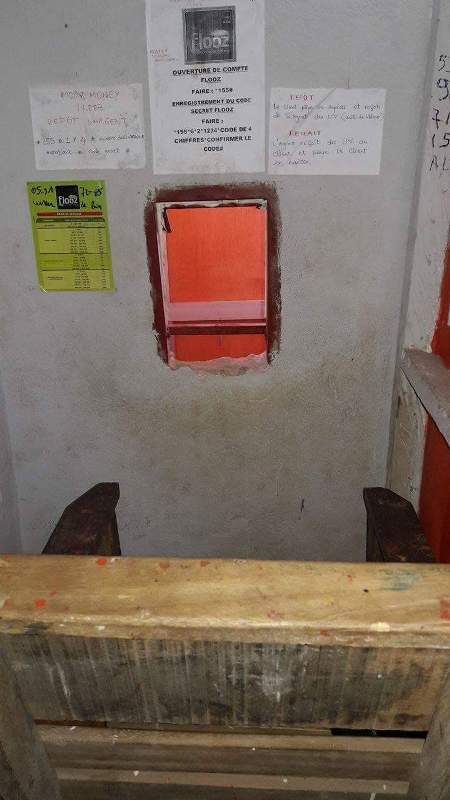 Le trou fait dans la vitre, qui a servi de passage, aux quidams