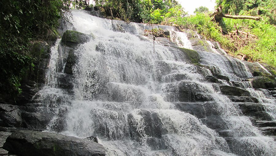 Cascade dans la région des 18 montagnes